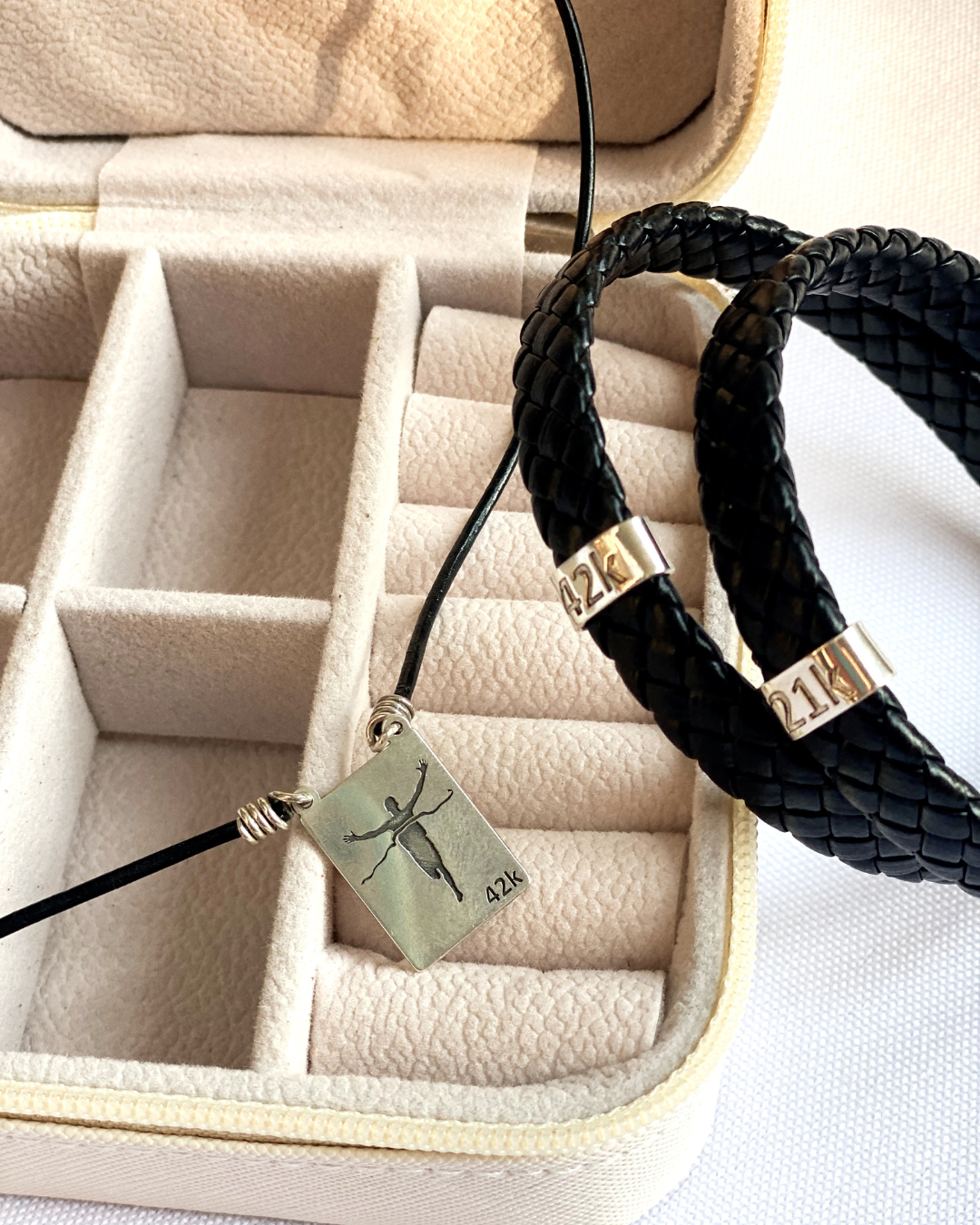 Colar de Couro Ajustável com Pingente de Corredor e 42K – Para Quem Corre com o Coração praterestilo.com.br