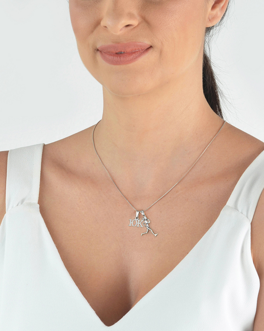 Colar de Prata de Corredora com Pingente de 10K- Pra Ter Estilo Pra Ter Estilo