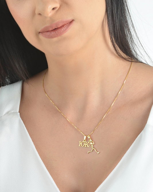 Colar Banhado a Ouro de Corredora com Pingente de 10K- Pra Ter Estilo praterestilo.com.br