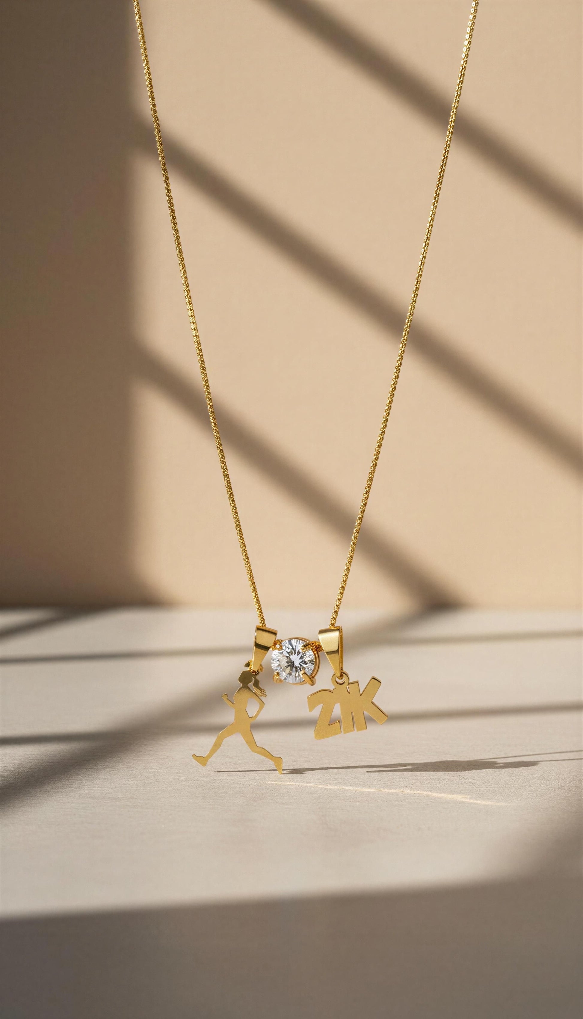 Colar Dourado de Corredora com Meia Maratona