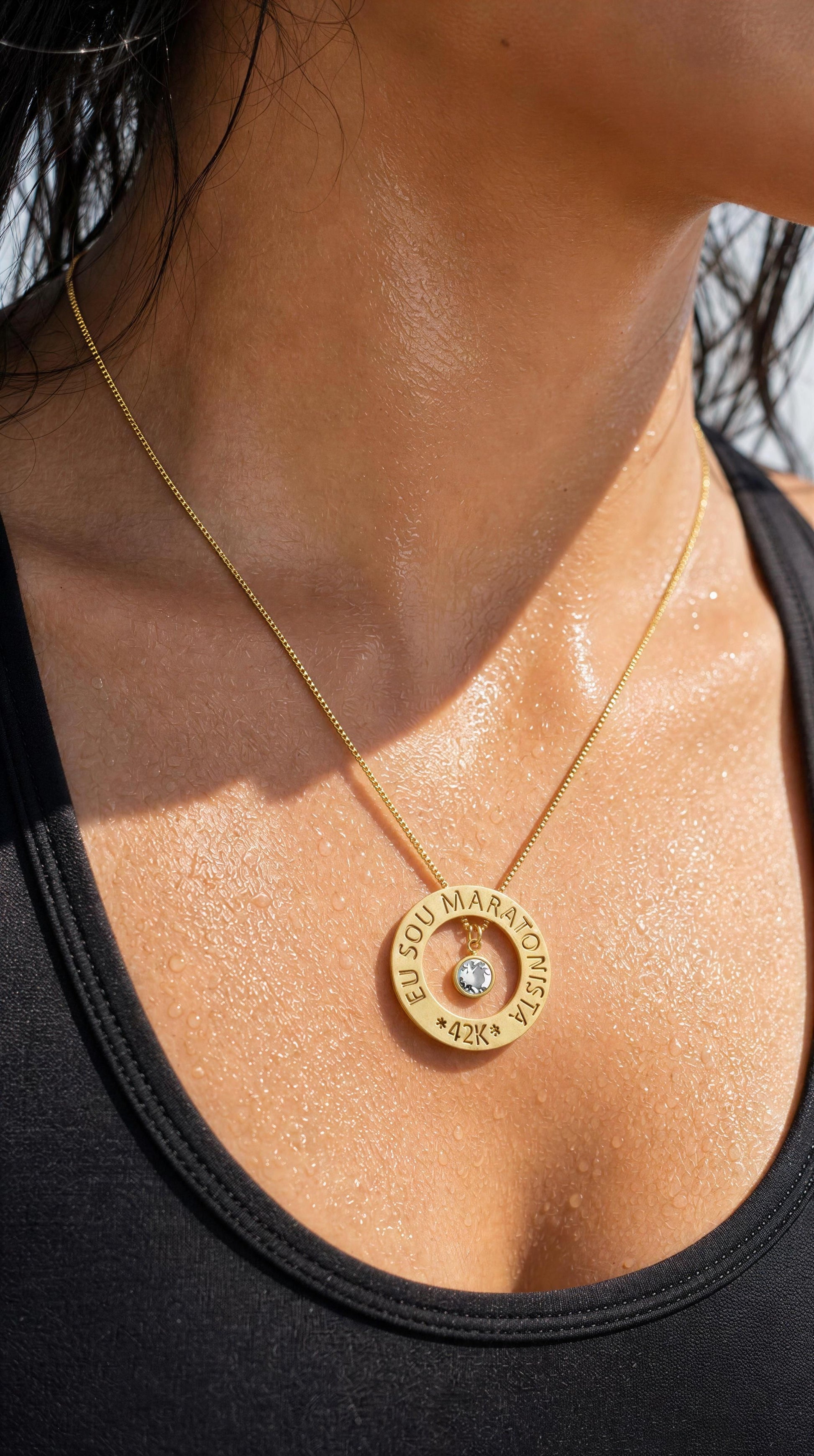 colar de corredora dourado